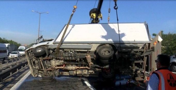 TEM'de kamyonet devrildi, trafik durma noktasına geldi