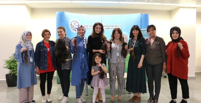 (Özel) Hastane çalışanları tedavi gören kanser hastaları için saçlarını bağışladılar