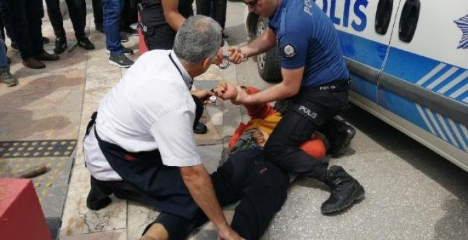 Afgan işçi maaşını alamayınca ortalığı birbirine kattı