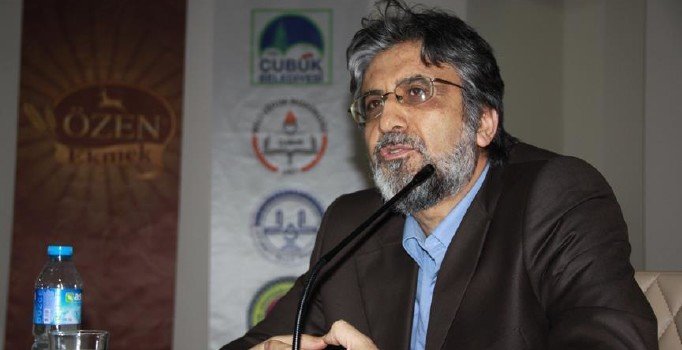 Tavizsiz bir entelektüel: Akif Emre'nin vefatının üzerinden 2 yıl geçti