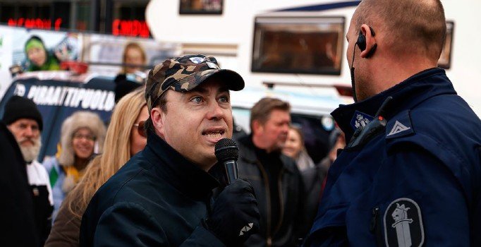 Finlandiya'da 'aşırı sağ' provokasyonu: Kur'an-ı Kerim'i yırtıp yere attı