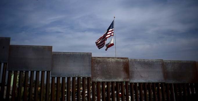 Trump'ın Meksika duvarına mahkeme engeli