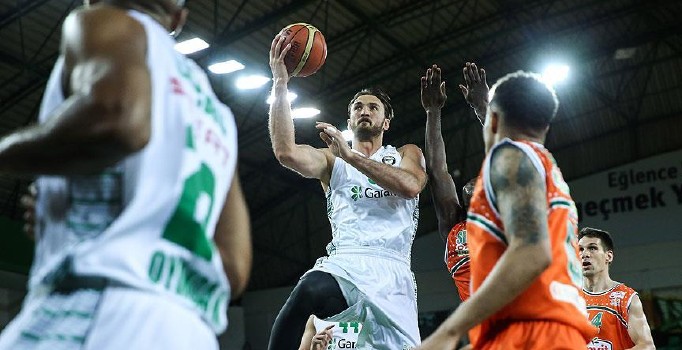 Çeyrek final ilk maçında Darüşşafaka Banvit'i mağlup etti