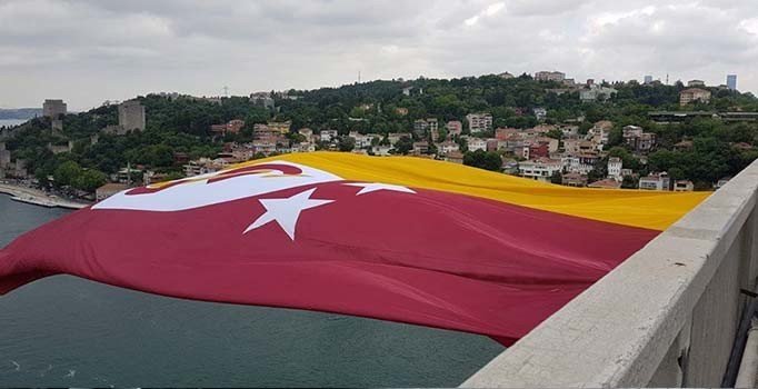 Şampiyonun bayrağı köprülere asıldı