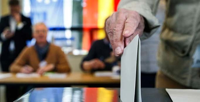 Almanya'da AP seçimleri... İktidardaki birlik partileri oy kaybetti, Yeşiller oy artırdı