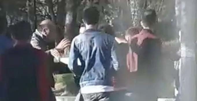 Genç kızın resimlerini çeken adam linçten son anda kurtuldu