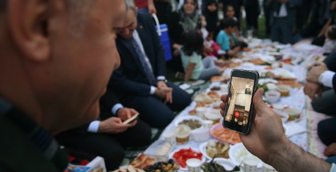 Cumhurbaşkanı Erdoğan piknik sofrasında vatandaşlarla iftar yaptı