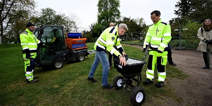 Kalabalıkların bir araya gelmesinden endişe eden İsveçli yetkililer, parklara 'gübre' döküyor