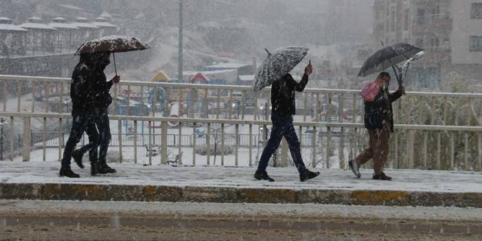 Meteoroloji il il uyardı: Doğuya kar, batıya sağanak geliyor