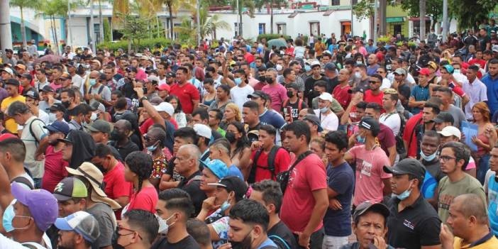 Binlerce göçmen Meksika'dan ABD'ye yürüyor