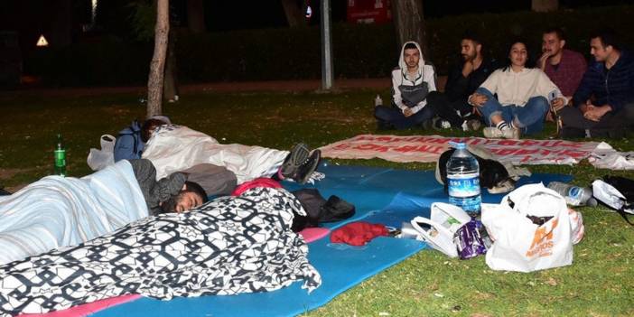 Öğrenciler evlerine dönemiyor! Büyük krizi 'Artık utanıyoruz...' diyerek duyurdular