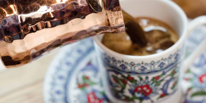 Kahvenize Bir Kaşık Ekleyin Göbek Yağları Erisin