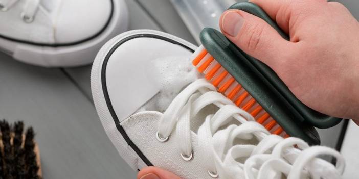 Spor Ayakkabılar Nasıl Beyazlatılır? Spor Ayakkabınızı Yeni Alınmış Gibi Yapabilirsiniz! İşte Yöntemi...