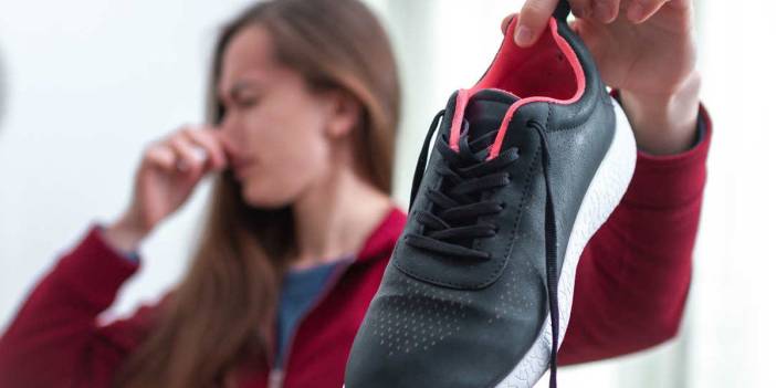 Tamamen Bedava! Ayakkabılarınızdaki Kokudan Nasıl Kurtulursunuz? Para Vermeden Kötü Kokulardan Çok Hızlı Kurtulabilirsiniz...