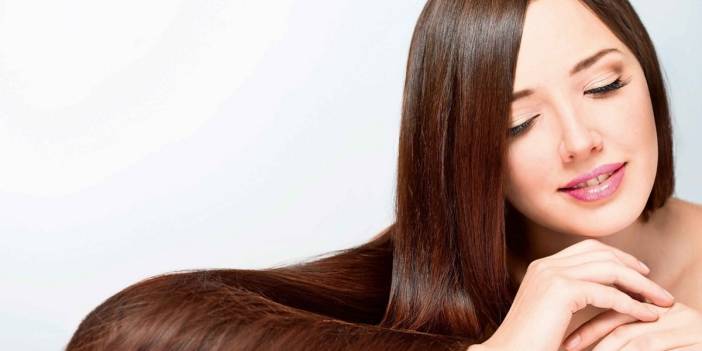 Düzleştiricileri Çöpe Atabilirsiniz! Saçları Dümdüz Yapan Yöntemle Işıl Işıl Düz Saçlara Kavuşacaksınız...