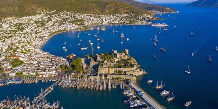 Marmara'dan Ege'ye denizle iç içe sergiler ile sanat şölenine hazır olun...