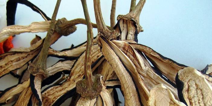 Basuru Anında Geçiriyor... Artık Çöpe Atmayacaksınız! Basurun Çaresi Onun Saplarında! Çöpe Atacağına Kaynat Ve İç...