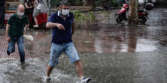 Sağanak Bir Geliyor Pir Geliyor! Günlerce Esir Alacak... İstanbul Dahil 23 İl İçin Korkutan Uyarı