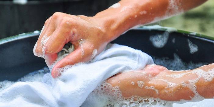 Giysilerinizdeki zorlu lekeleri yok edecek yöntem! Hem çok etkili hem de çok pratik...