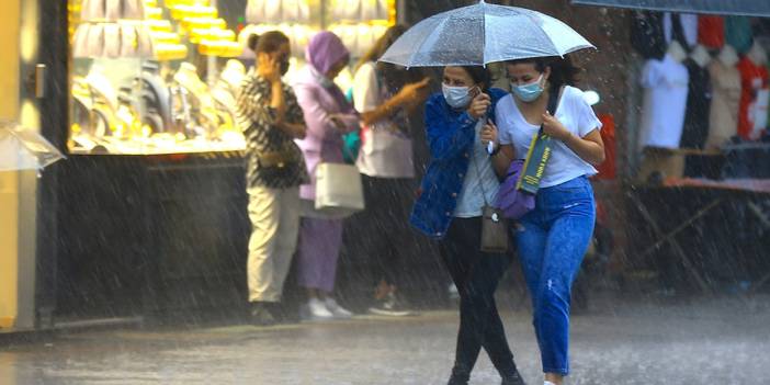 Sağanak yağış geliyor... İstanbul için uyarı üzerine uyarı! Bu saatlerde sokağa çıkmayın!