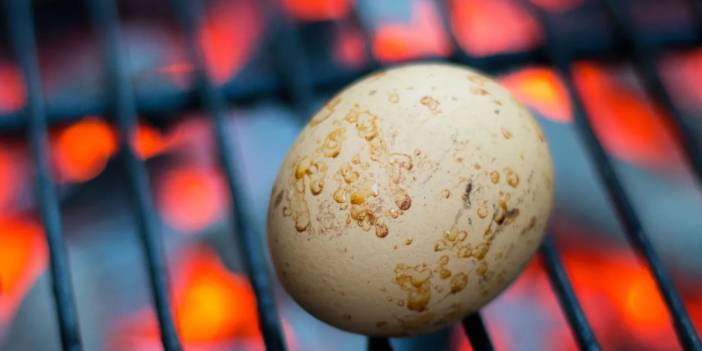 Yumurtayı mangalda pişirmeyi denediniz mi? Yemeye doyamayacaksınız! İşte ızgara yumurta tarifi...