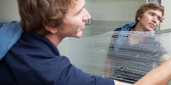 Aynaları iz bırakmadan temizlemenin en iyi yolu