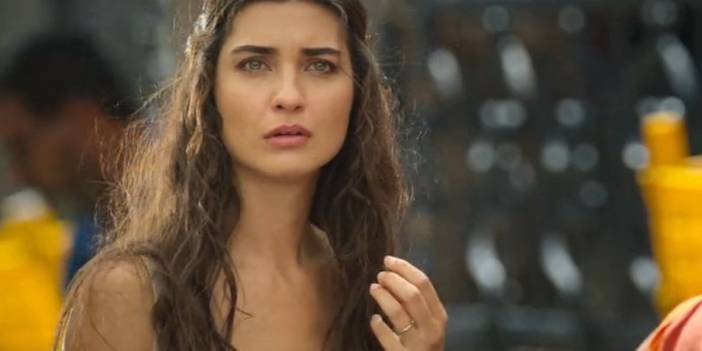 Şıklığı ve güzelliğiyle hayran bıraktı! Tuba Büyüküstün Paris Moda Haftası'nda büyüledi