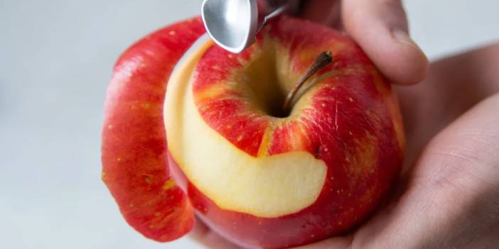 Sakın bunu yapmayın! Elma yerken yapılan en büyük hata...