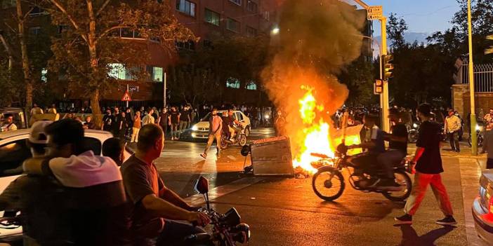 İran’da protestolar yeniden alevlendi: Binlerce kişi sokaklarda