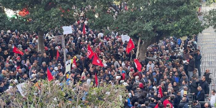 Demokrasiye geçişin yıl dönümünde halk sokakta: Binlerce Tunuslu ‘tek adamı’ protesto ediyor