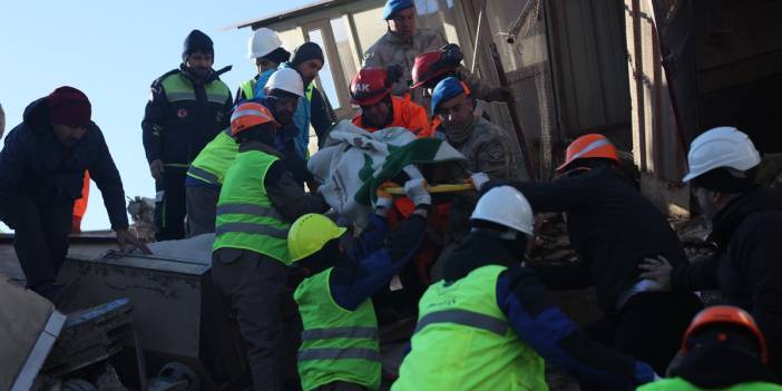 Deprem bölgesindeki çaresizlik: Enkazdan kurtardık ambulans beklerken öldü