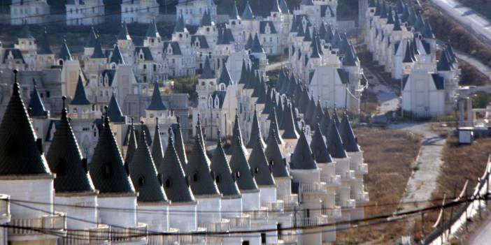 'Şato evler' depremzedelere açılsın çağrısına yanıt: 'Burayı yapalım' diyenler, ahlaksızdır'