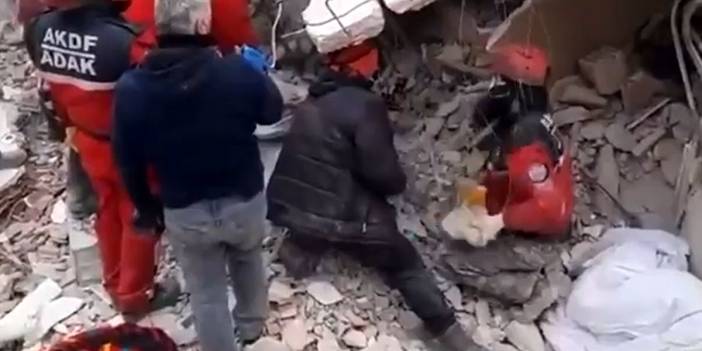 Hatay'da korkutan anlar: Bina çöktü, kurtarma görevlileri enkaz altında kaldı