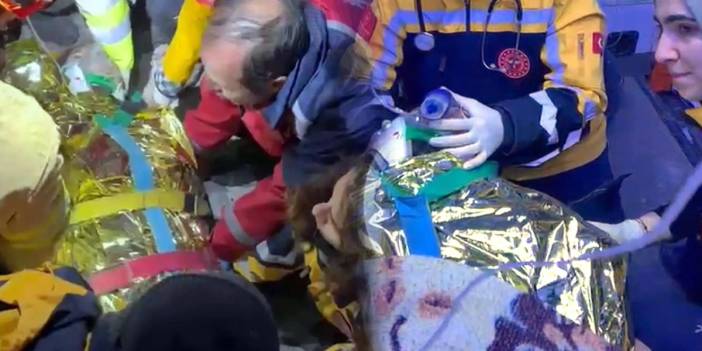 138 saat sonra enkazdan çıktı, sözleri herkesi ağlattı: Beni özel hastaneye götürmeyin