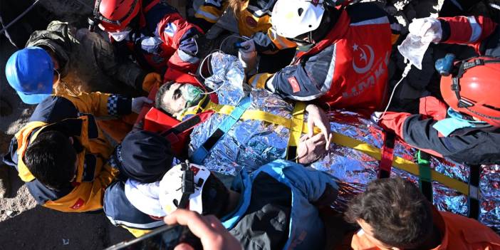 Son dakika! 18 yaşındaki genç 199 saat sonra enkazdan çıkarıldı