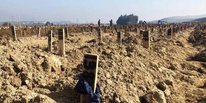 İsim yok numara var: Mezar taşlarına atkılar sarıldı...