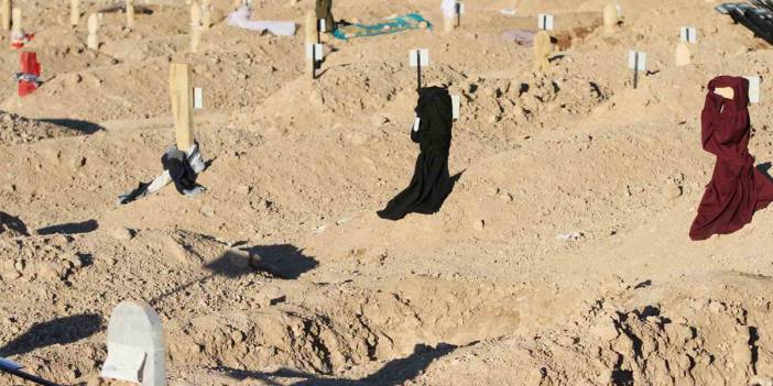 Deprem mezarlığında yürek yakan hatıralar