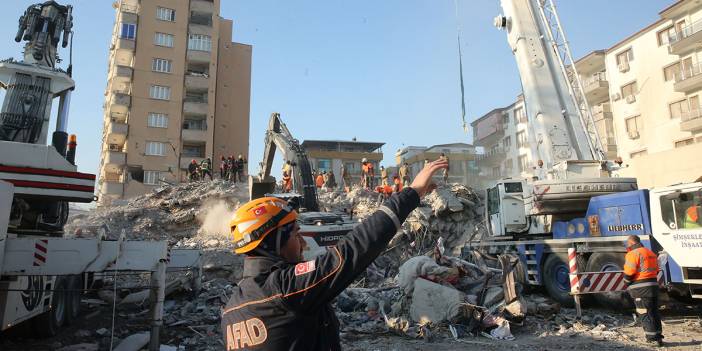 Deprem anı polis telsizine yansıdı! Tüyler ürperten diyaloglar kaydedildi: Bina altında çok sayıda şahıs var efendim!