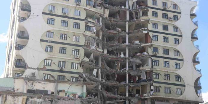 Haklarında yakalama kararı çıkarılmıştı! Yaptıkları binanın enkazında kalarak hayatlarını kaybettiler