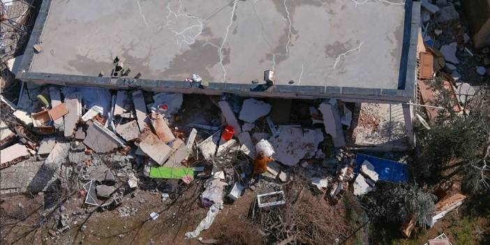 Deprem bölgesinde yürek sızlatan görüntüler: 'Mal da canın yongası' diyerek enkaz altına giriyorlar