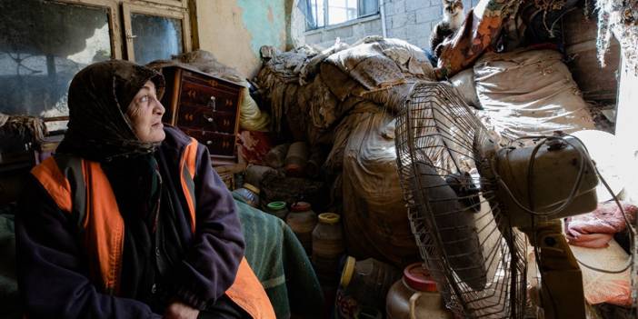 Kedilerini bırakamayan kadın hasarlı evinden ayrılmıyor