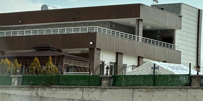 Depremzede kendi yaptı, siyasetçi bahçesine kurdu