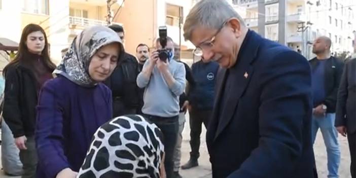 Depremzede kadın Davutoğlu'na dert yandı: Hani devlet, çadır istedim vermediler