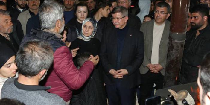 Davutoğlu depremin vurduğu Gaziantep'te: Enkaz altında hala cesetler var