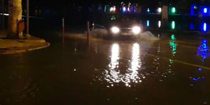 İskenderun'da zor gece: Deniz yükseldi, caddeleri su bastı