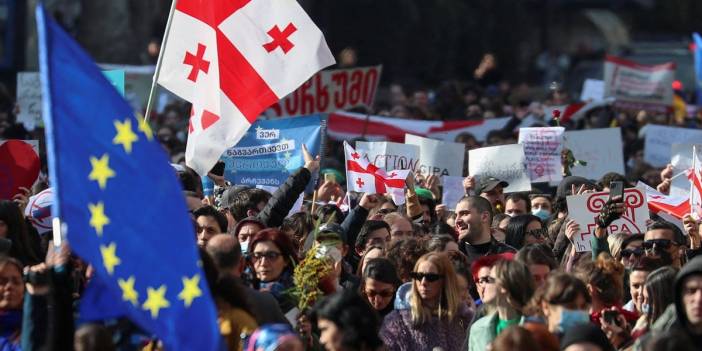 Komşuda ajan isyanı hükümete geri adım attırdı