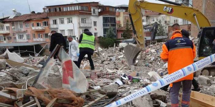 Malatya'daki enkazda erkek cesedi bulundu