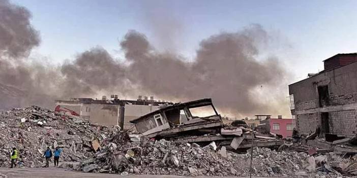 Ailesini depremde yitiren küçük kız stresten konuşamıyor