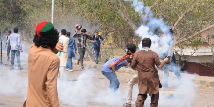 Pakistan’da mahkeme binasının dışında arbede: İmran Han destekçileriyle polis yine karşı karşıya geldi
