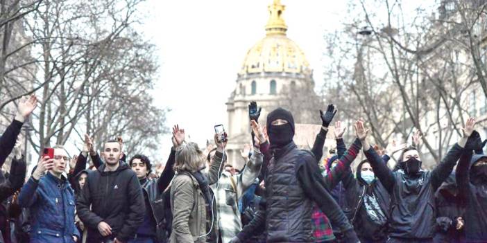 Emeklilik yasası geçti Paris karıştı